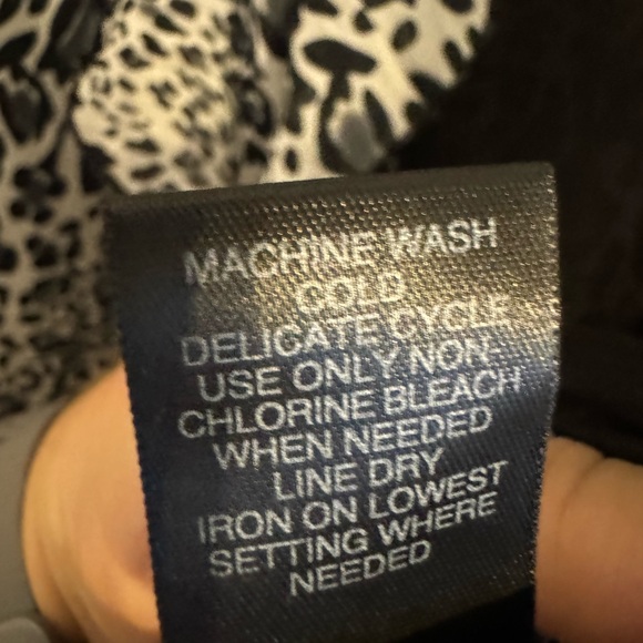 Woman’s Avenue Leopard Button up or Open Blouse. Size 18/20 Ruffle Top. - Picture 6 of 11